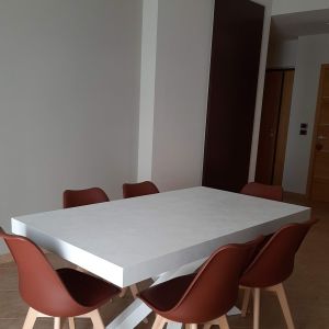 Masă extensibilă Emma 140(220)x90 cm, Alb Ciment cu picioare încrucișate albe