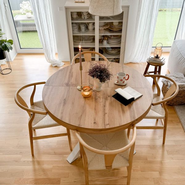 Mesa redonda extensível Emma 120-160 cm em cor madeira rústica com pernas cruzadas brancas imagem do conjunto 4